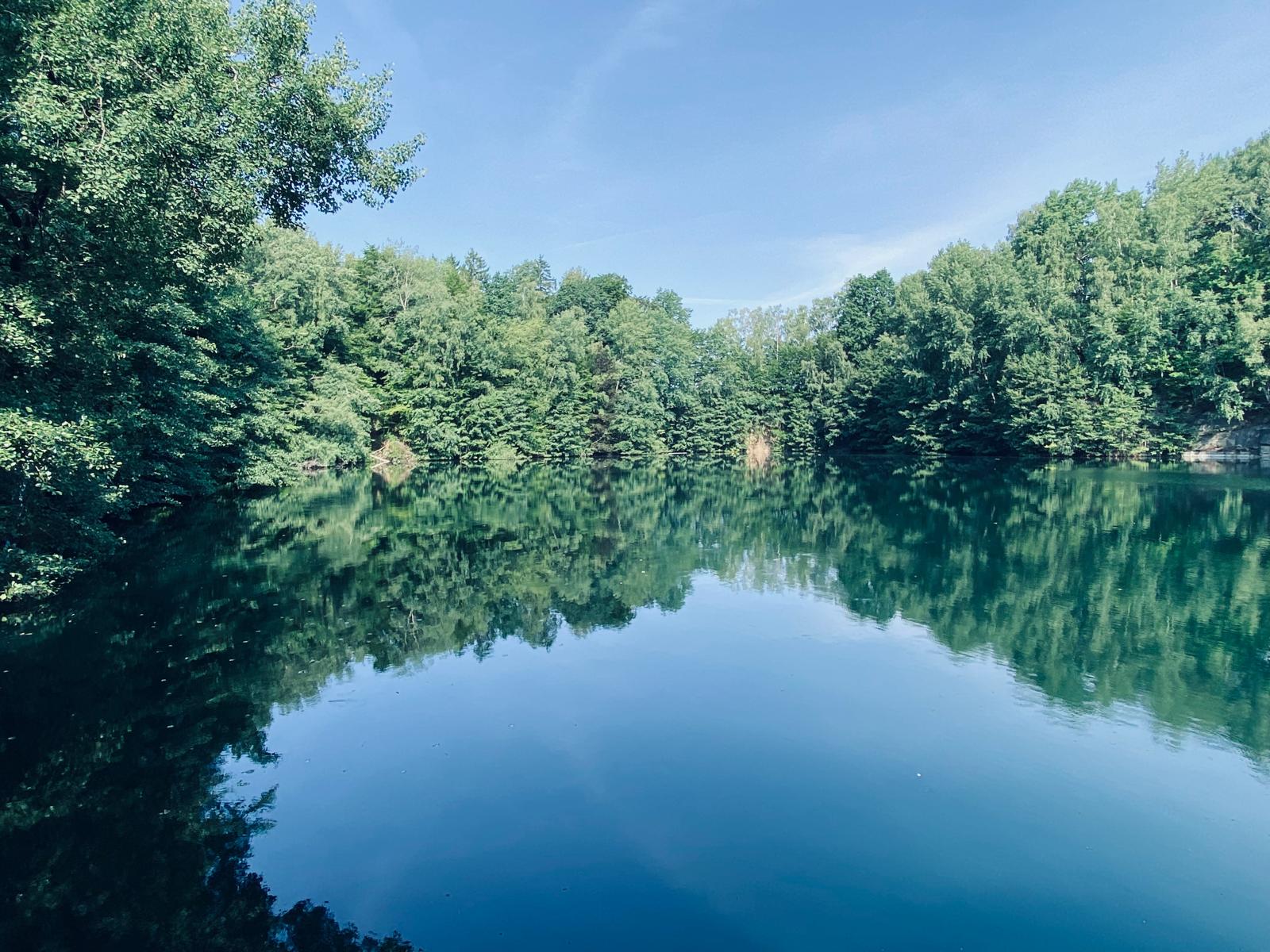 gro�er, weiterer exklusiver Steinbruch von Granite-Diving