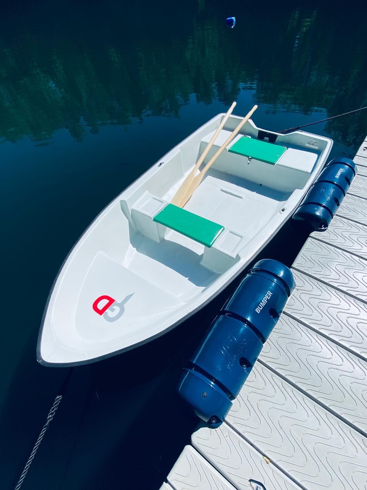 Paddelboot mit Granite-Diving Logo am Steg des Steinbruchs