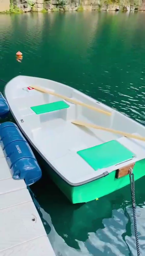 Paddelboot am Steg des Steinbruchs